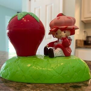 Vintage 1986 Strawberry Shortcake figure with Strawberry Container